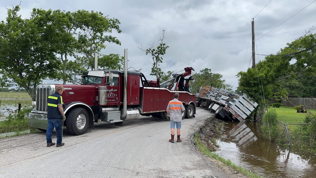 Peterbilt rotator with crew in high-vis